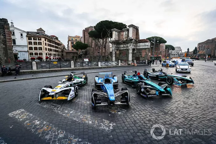 Coches de Fórmula E alineados.