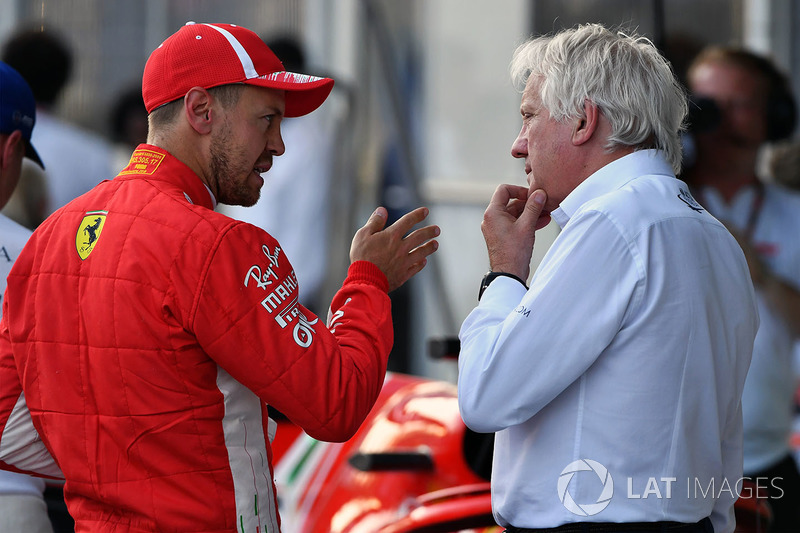 Sebastian Vettel, Ferrari et Charlie Whiting, directeur de course de la FIA