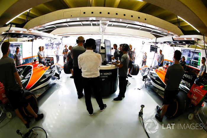 Stoffel Vandoorne, McLaren MCL32, Fernando Alonso, McLaren MCL32