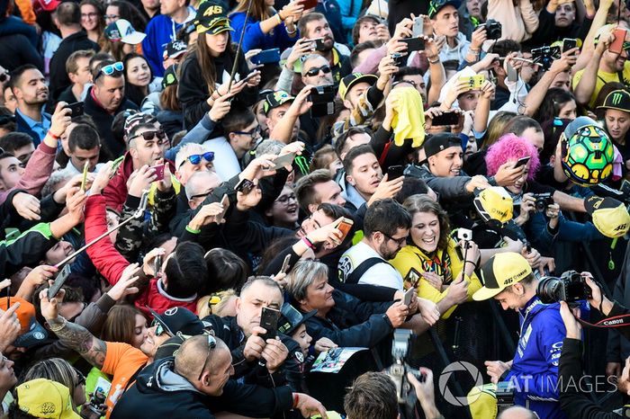 Valentino Rossi, Yamaha Factory Racing con sus fans