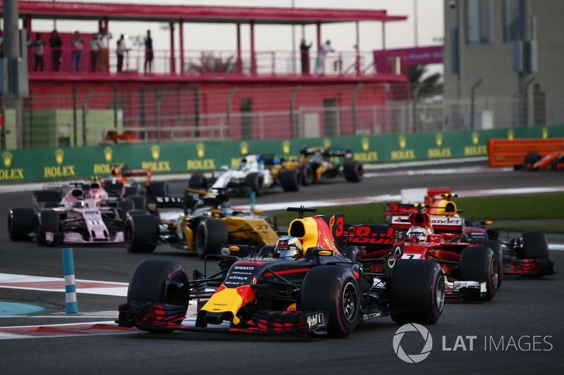 Daniel Ricciardo, Red Bull Racing RB13, Kimi Raikkonen, Ferrari SF70H, Max Verstappen, Red Bull Racing RB13, Nico Hulkenberg, Renault Sport F1 Team RS17 bij de start