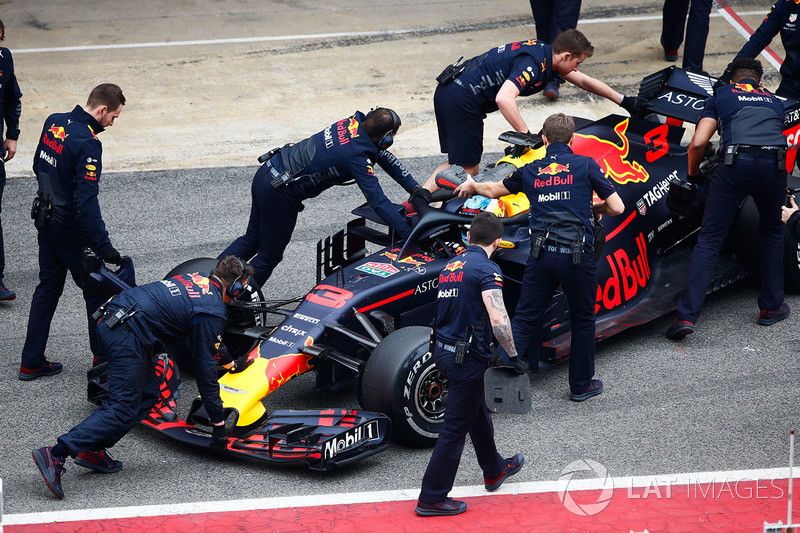 Daniel Ricciardo, Red Bull Racing RB14, enters the pits