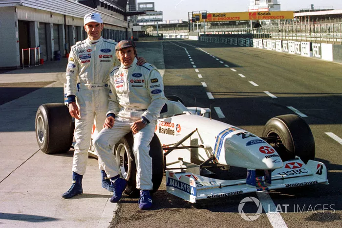 Jackie Stewart y Paul Stewart con el Stewart Grand Prix Ford SF-1 (1997)