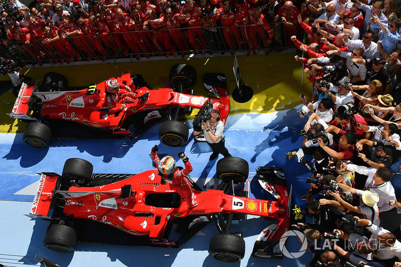 Ganador de la carrera Sebastian Vettel, Ferrari y el segundo lugar Kimi Raikkonen, Ferrari celebran 