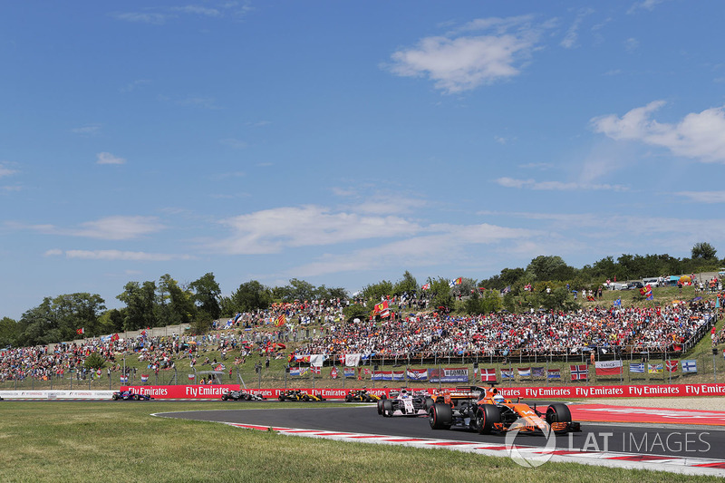 Fernando Alonso, McLaren MCL32, Sergio Pérez, Sahara Force India F1 VJM10