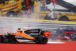 Stoffel Vandoorne, McLaren MCL32, takes avoiding action after Daniil Kvyat, Scuderia Toro Rosso STR1