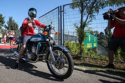 Sebastian Vettel, Ferrari llega en su moto Suzuki 750