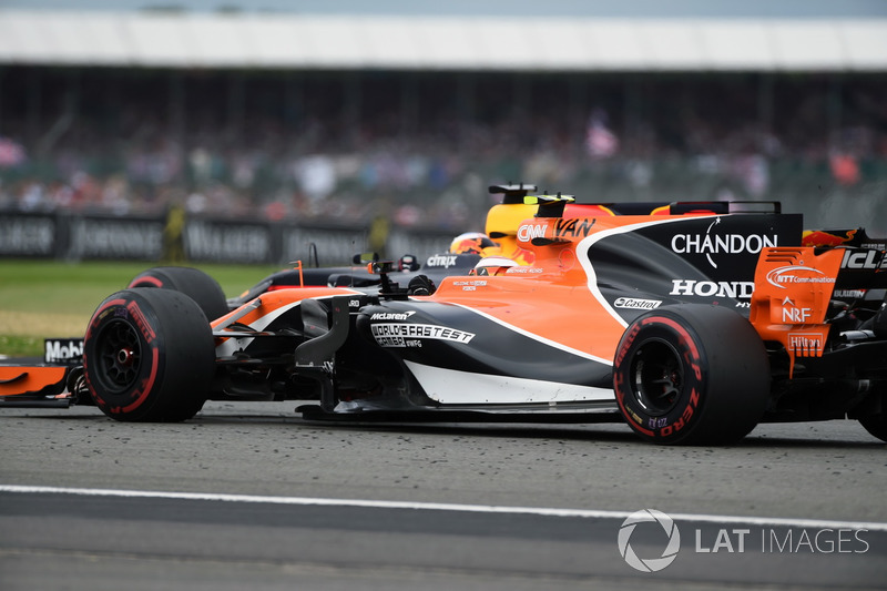 Stoffel Vandoorne, McLaren MCL32 y Daniel Ricciardo, Red Bull Racing RB13 lucha por la posición