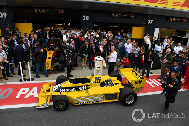 Jerome Stoll, Direktur Renault Sport F1, dan René Arnoux berdiri di depan RS01.