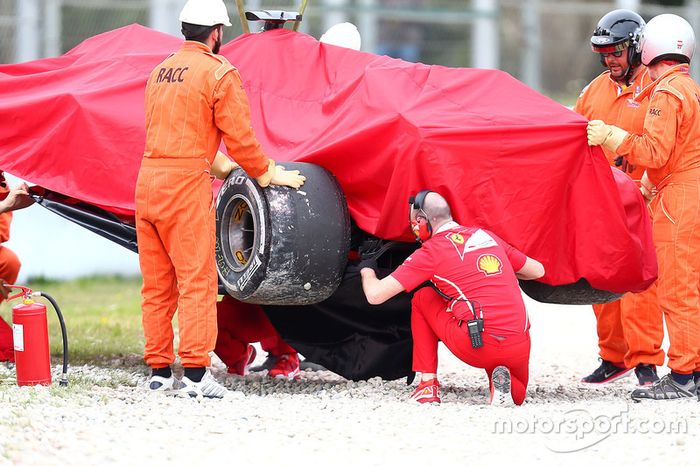 Kimi Raikkonen, Ferrari SF70H después del choque