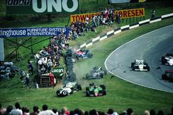 Eddie Cheever, Philippe Alliot, Stefan Johansson, Jo Gartner, accidente en la primera vuelta