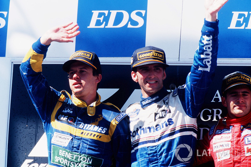 Podium : le vainqueur Damon Hill, Williams Renault, le second Olivier Panis, Ligier Mugen-Honda, le troisième Gianni Morbidelli, Footwork Hart