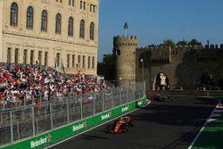 Stoffel Vandoorne, McLaren MCL32, Valtteri Bottas, Mercedes AMG F1 W08