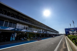 Une vue de la pitlane
