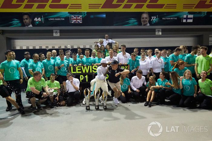 Ganador, Lewis Hamilton, Mercedes AMG F1, tercero, Valtteri Bottas, Mercedes AMG F1, celebran con el