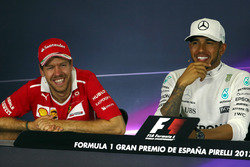 Le vainqueur Lewis Hamilton, Mercedes AMG F1, le deuxième, Sebastian Vettel, Ferrari lors de la conférence de presse