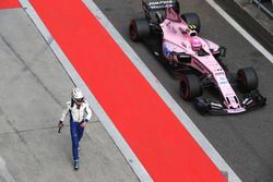 Antonio Giovinazzi, Sauber C36 y Esteban Ocon, Force India VJM10