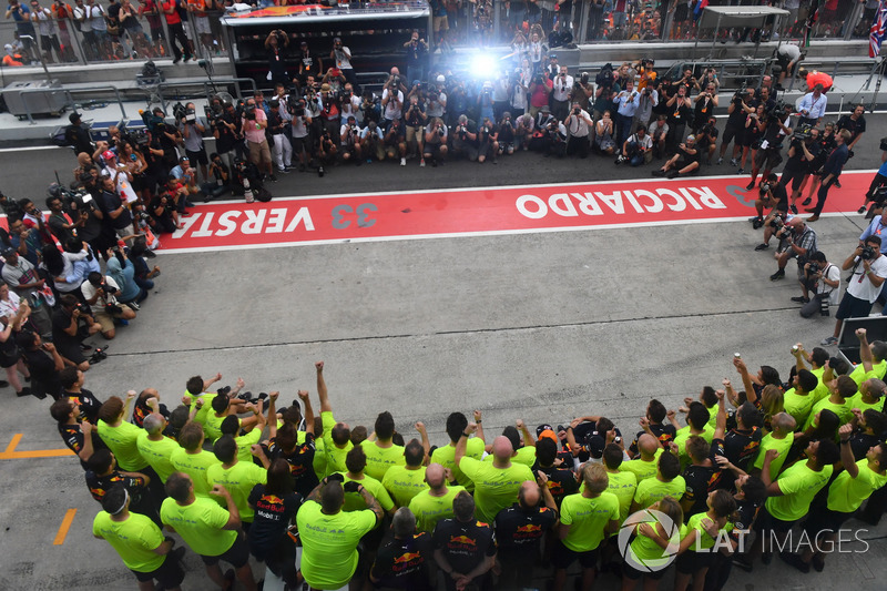 Race winner Max Verstappen, Red Bull Racing and Daniel Ricciardo, Red Bull Racing celebrate, with the team