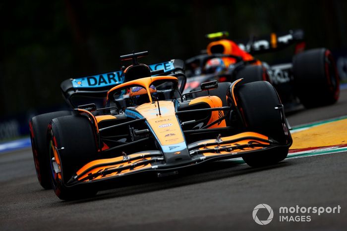 Daniel Ricciardo, McLaren MCL36, Sergio Pérez, Red Bull Racing RB18