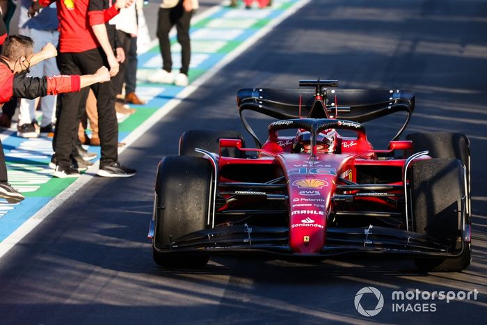El ganador de la carrera, Charles Leclerc, Ferrari F1-75, entra en el Parc Ferme