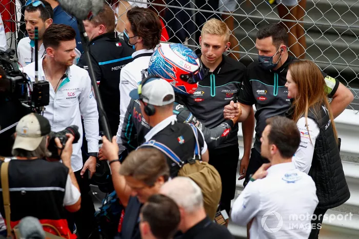 Mitch Evans, Jaguar Racing, 2ª posición, lo celebra con su equipo