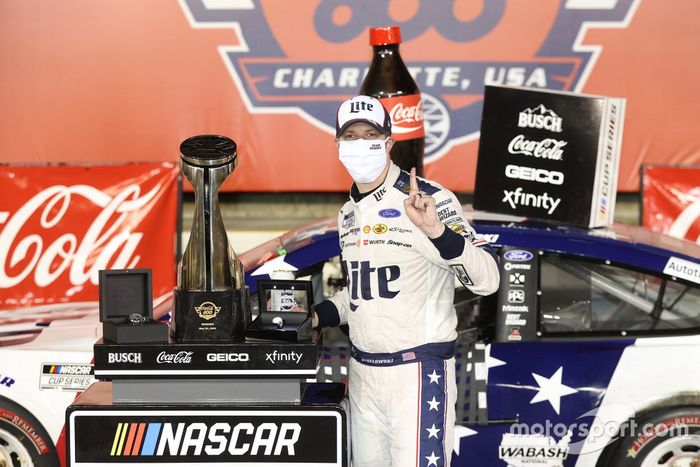 El ganador de la carrera, Brad Keselowski, Team Penske, Ford Mustang  