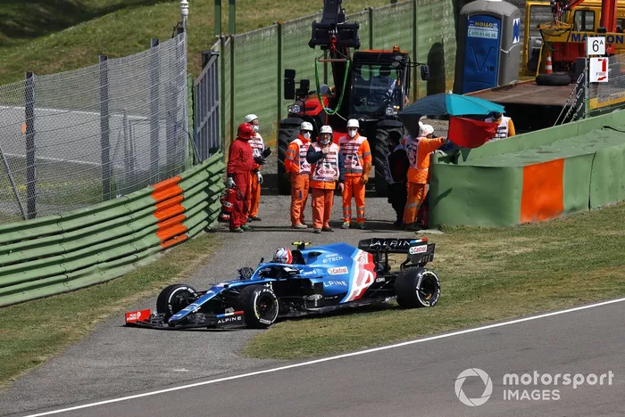 Esteban Ocon, Alpine A521, se baja de su monoplaza tras chocar con Sergio Pérez, Red Bull 
