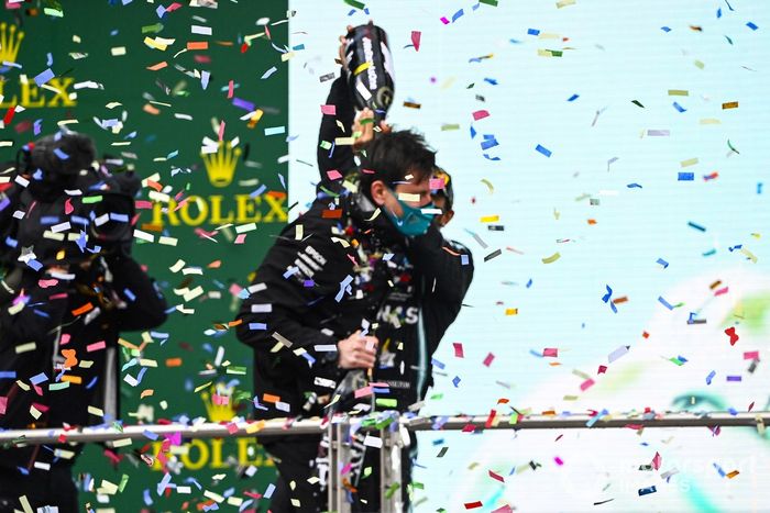 Podio: ganador y campeón del mundo Lewis Hamilton, Mercedes-AMG F1 con Toto Wolff, Director Ejecutivo Mercedes AMG