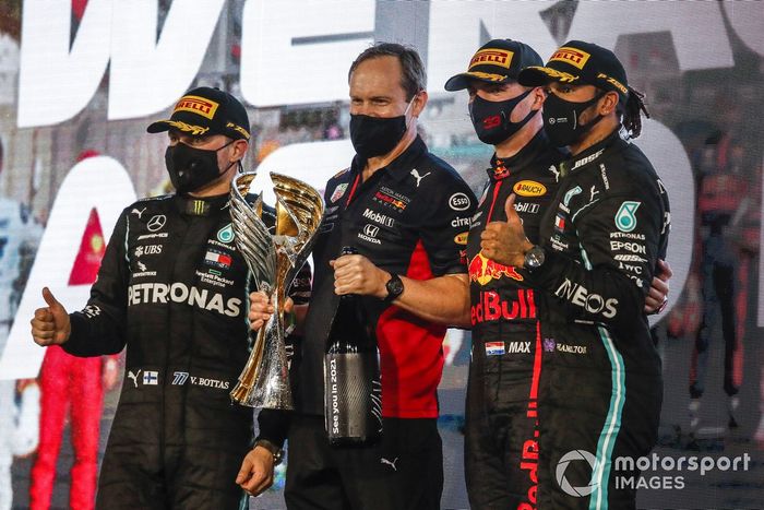 Podio: segundo lugar Valtteri Bottas, Mercedes-AMG F1, Paul Monaghan, Ingeniero Jefe de Red Bull Racing, ganador Max Verstappen, Red Bull Racing, y tercer lugar Lewis Hamilton, Mercedes-AMG F1