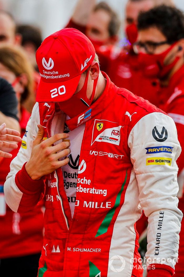El campeón de F2 Mick Schumacher, Prema Racing celebra en Parc Ferme 