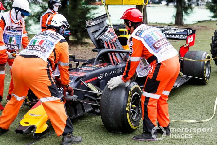Coche de Alex Albon, Red Bull RB15 con los Marshals después de haber sufrido un accidente en la FP2