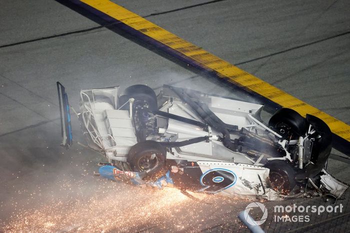 El accidente de Ryan Newman, Roush Fenway Racing, Ford Mustang Koch Industries en la última vuelta