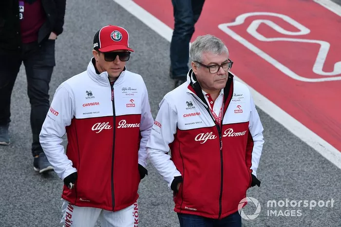 Kimi Raikkonen, Alfa Romeo con un membro del Team  Alfa Romeo