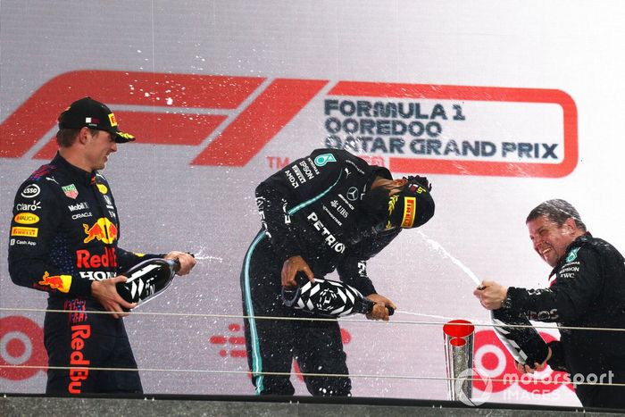 Max Verstappen, Red Bull Racing, y Lewis Hamilton, Mercedes, en el podio