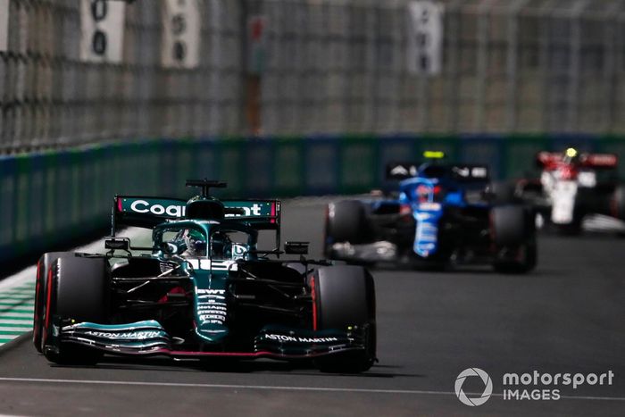 Lance Stroll, Aston Martin AMR21, Esteban Ocon, Alpine A521