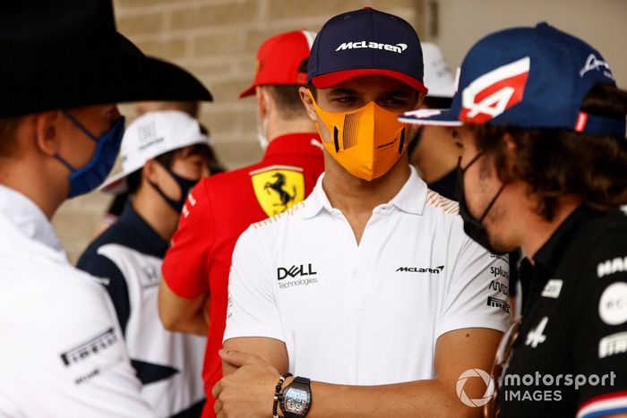 Lando Norris, McLaren, y Fernando Alonso, Alpine F1