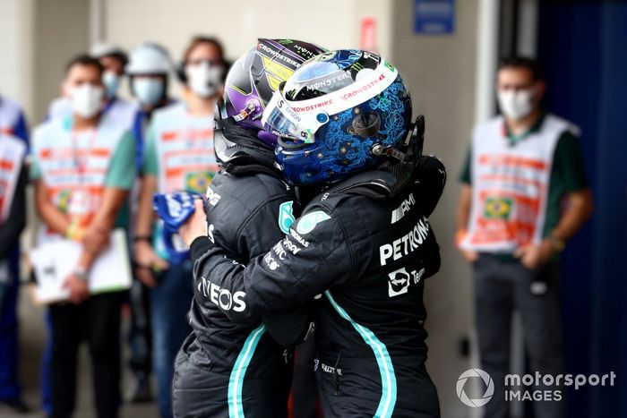 Lewis Hamilton, Mercedes, felicita a Valtteri Bottas, Mercedes, 1ª posición, tras el Sprint