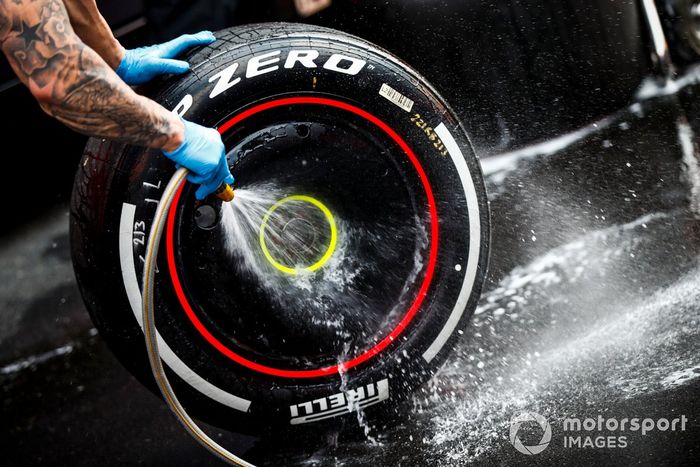 Un mecánico lava unos neumáticos