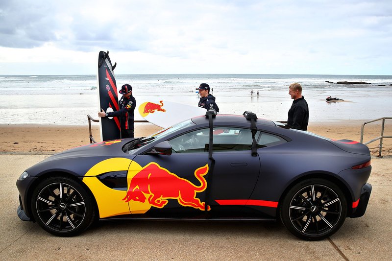 Max Verstappen, Red Bull Racing y Pierre Gasly, Red Bull Racing se preparan para ir a surfear con la leyenda del surf Mick Fanning