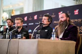 Romain Grosjean, Haas F1 Team, Kevin Magnussen, Haas F1 Team, Guenther Steiner, Teambaas, Haas F1 en William Storey, CEO Rich Energy in de persconferentie