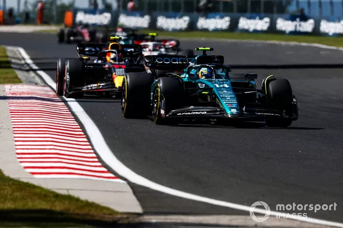 Fernando Alonso, Aston Martin AMR23, Sergio Pérez, Red Bull Racing RB19