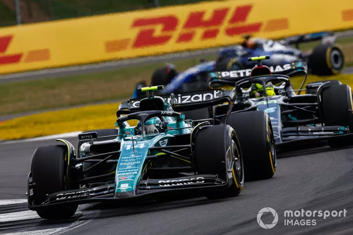 Fernando Alonso, Aston Martin AMR23, Lewis Hamilton, Mercedes F1 W14
