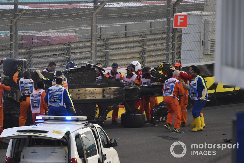 L'équipe médicale et les commissaires viennent en aident à Nico Hulkenberg, Renault Sport F1 Team R.S. 18 après son accident du premier tour