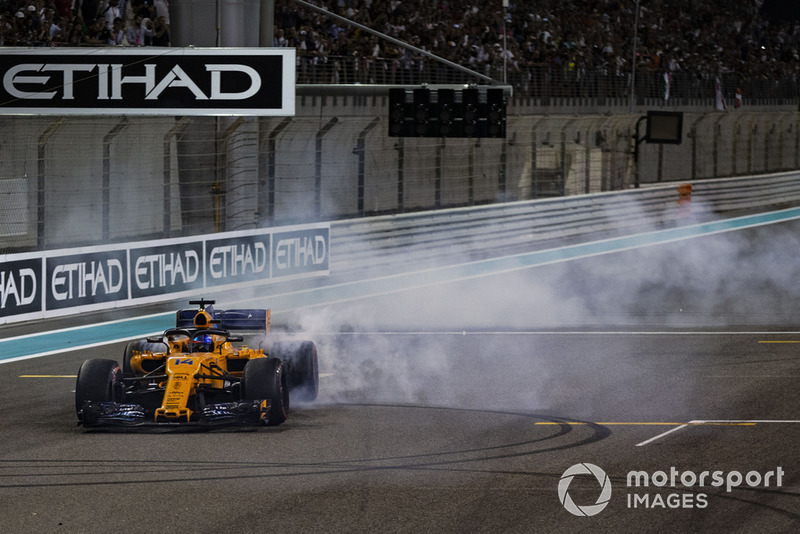 Fernando Alonso, McLaren MCL33, esegue dei donut alla fine della gara