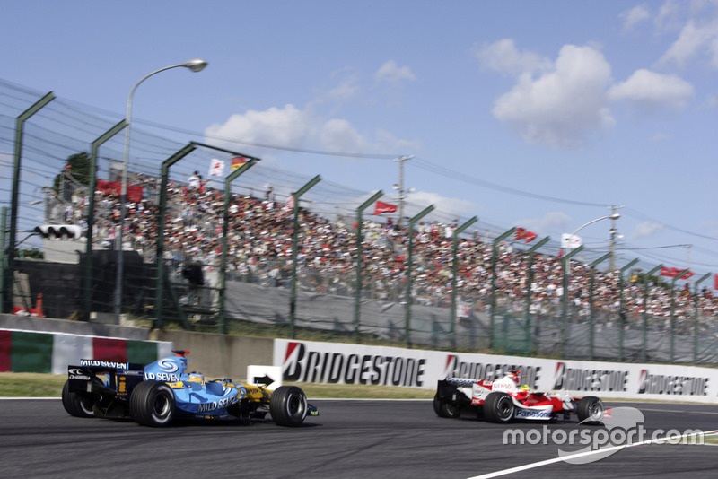 Fernando Alonso, Renault R26 and Ralf Schumacher, Toyota TF106 in action