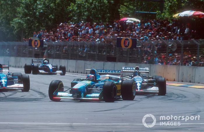 Michael Schumacher, Benetton B194 devant Damon Hill, Williams FW16B
