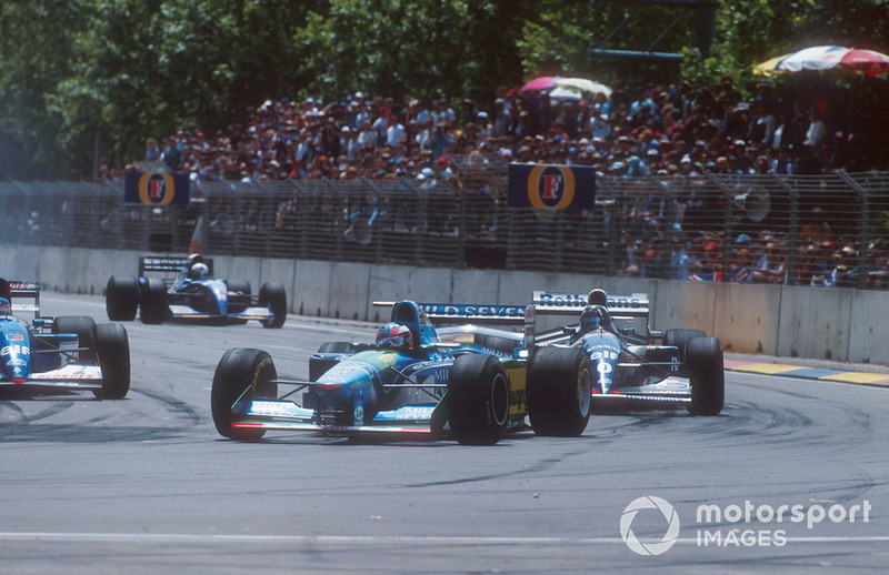 Michael Schumacher, Benetton B194 devant Damon Hill, Williams FW16B