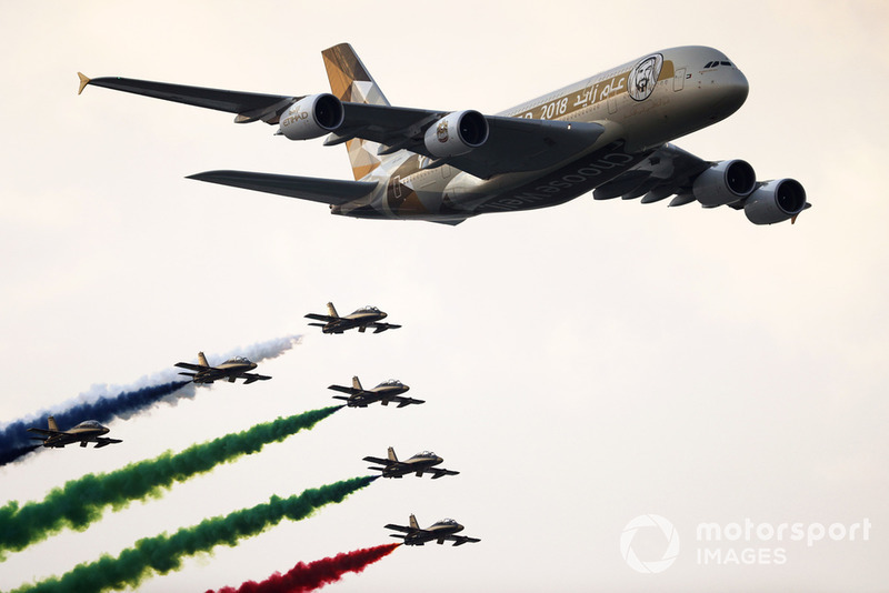 El equipo de exhibición de los EAU Al Fursan escolta un Airbus A380 de Etihad Airlines a través de la parrilla en su avión Aermacchi MB339A