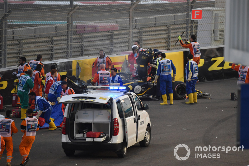 El equipo médico asiste a Nico Hulkenberg, Renault Sport F1 Team R.S. 18 después de estrellarse y rodar en la primera vuelta