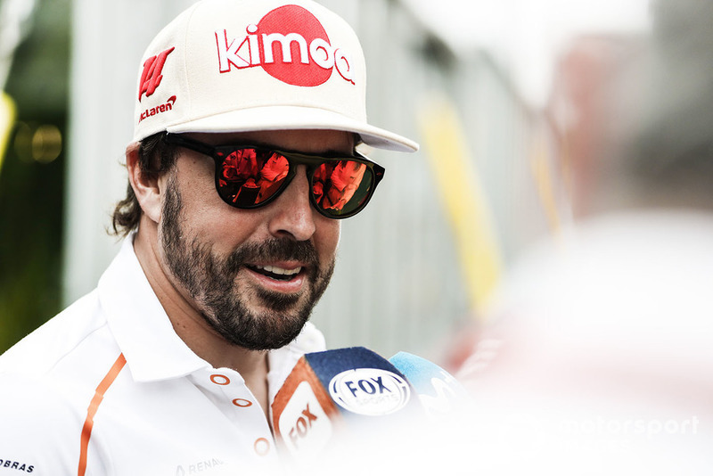 Fernando Alonso, McLaren, con los medios